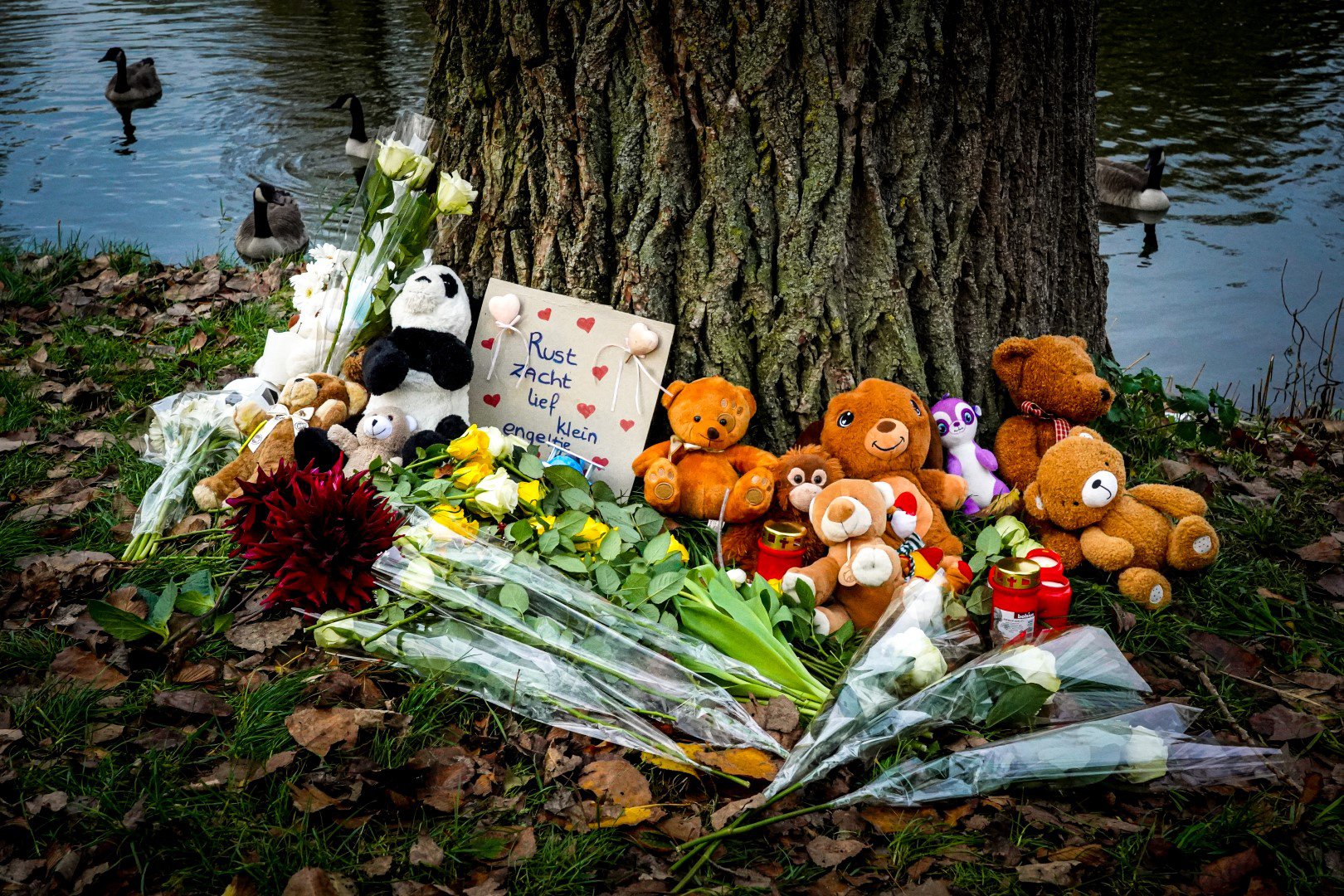 Kaarsen en knuffels voor verdronken peuter