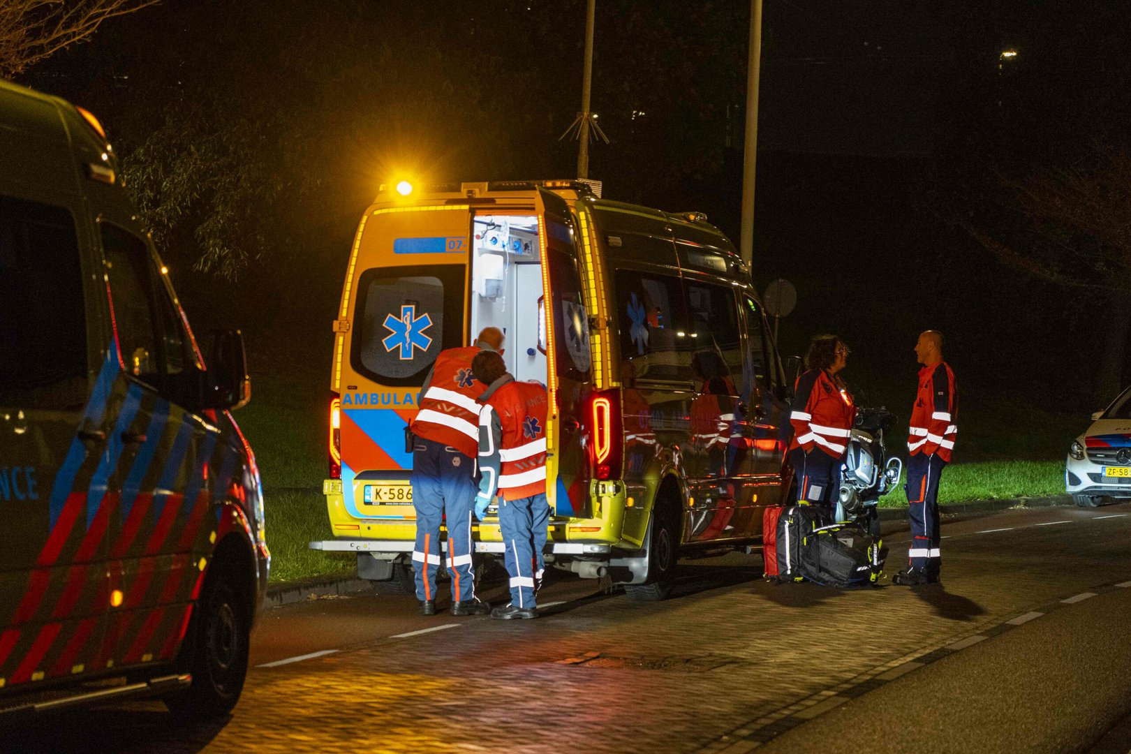 Scooterrijder valt 2,5 meter naar beneden en klapt op het beton
