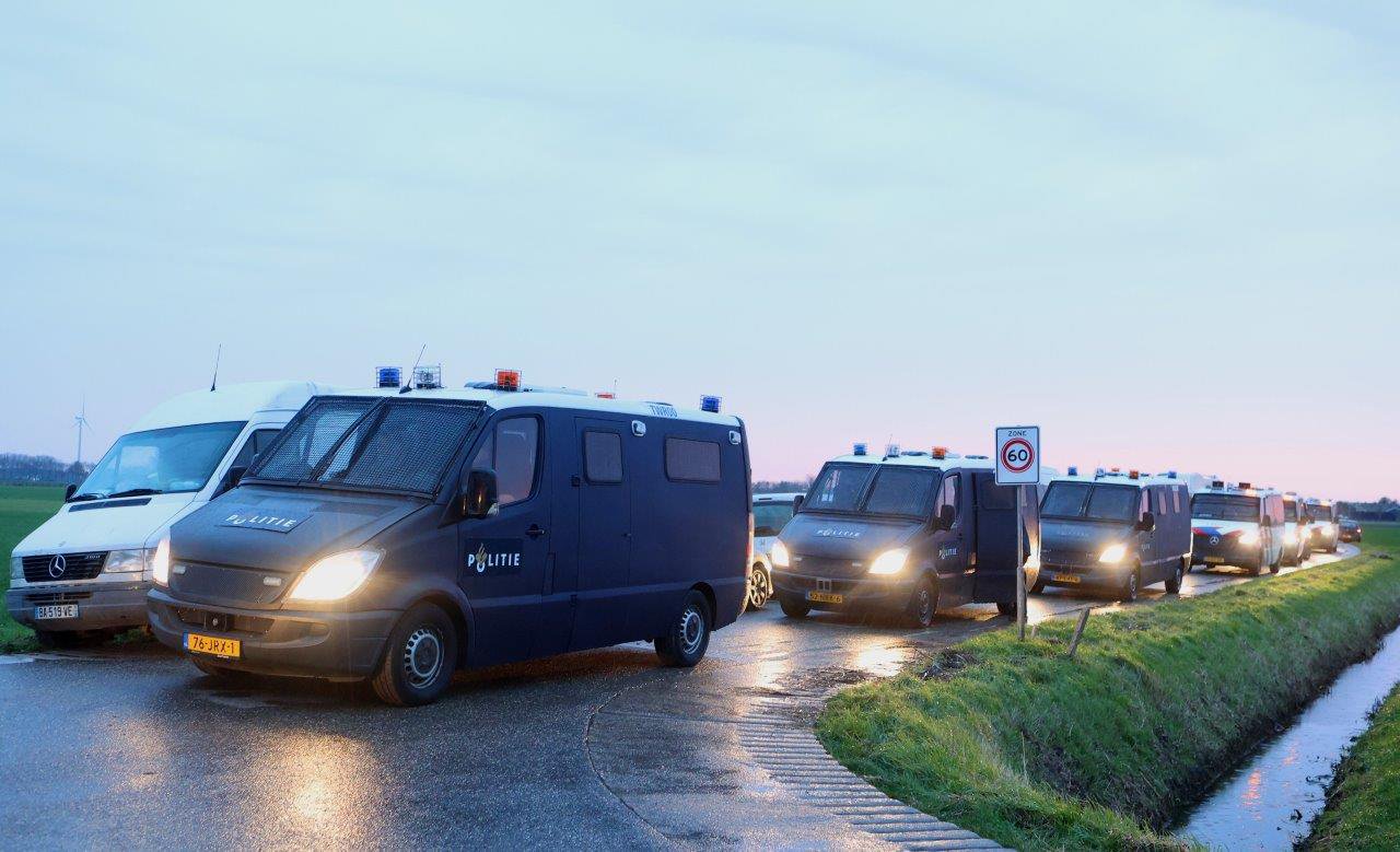 UPDATE: Politie grijpt in bij illegaal ravefeest met duizenden mensen