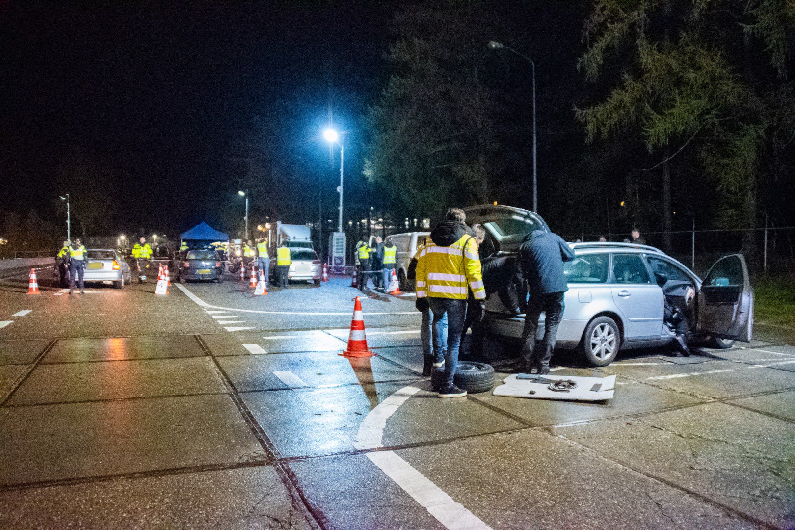 Meer dan 70.000 euro en 16 auto’s in beslag genomen bij grote controle Wolfheze