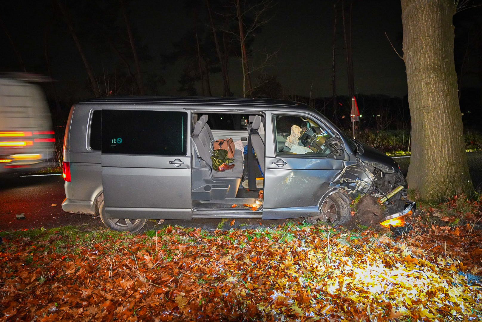 Bestelbus ramt boom en raakt total loss