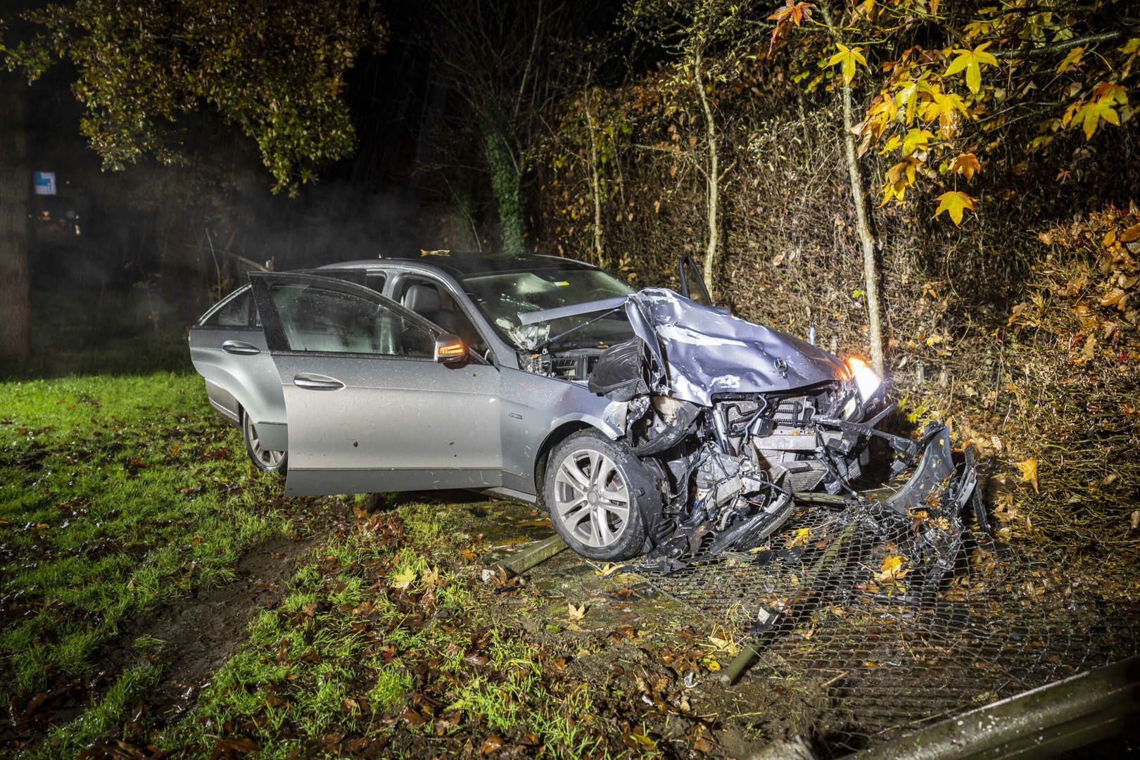 Auto crasht tegen auto en komt tot stilstand in hekwerk Velp