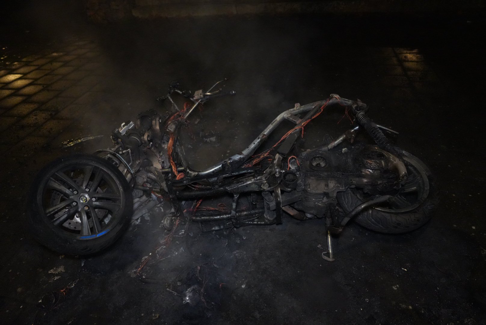 Motorscooter brandt volledig af in Arnhem