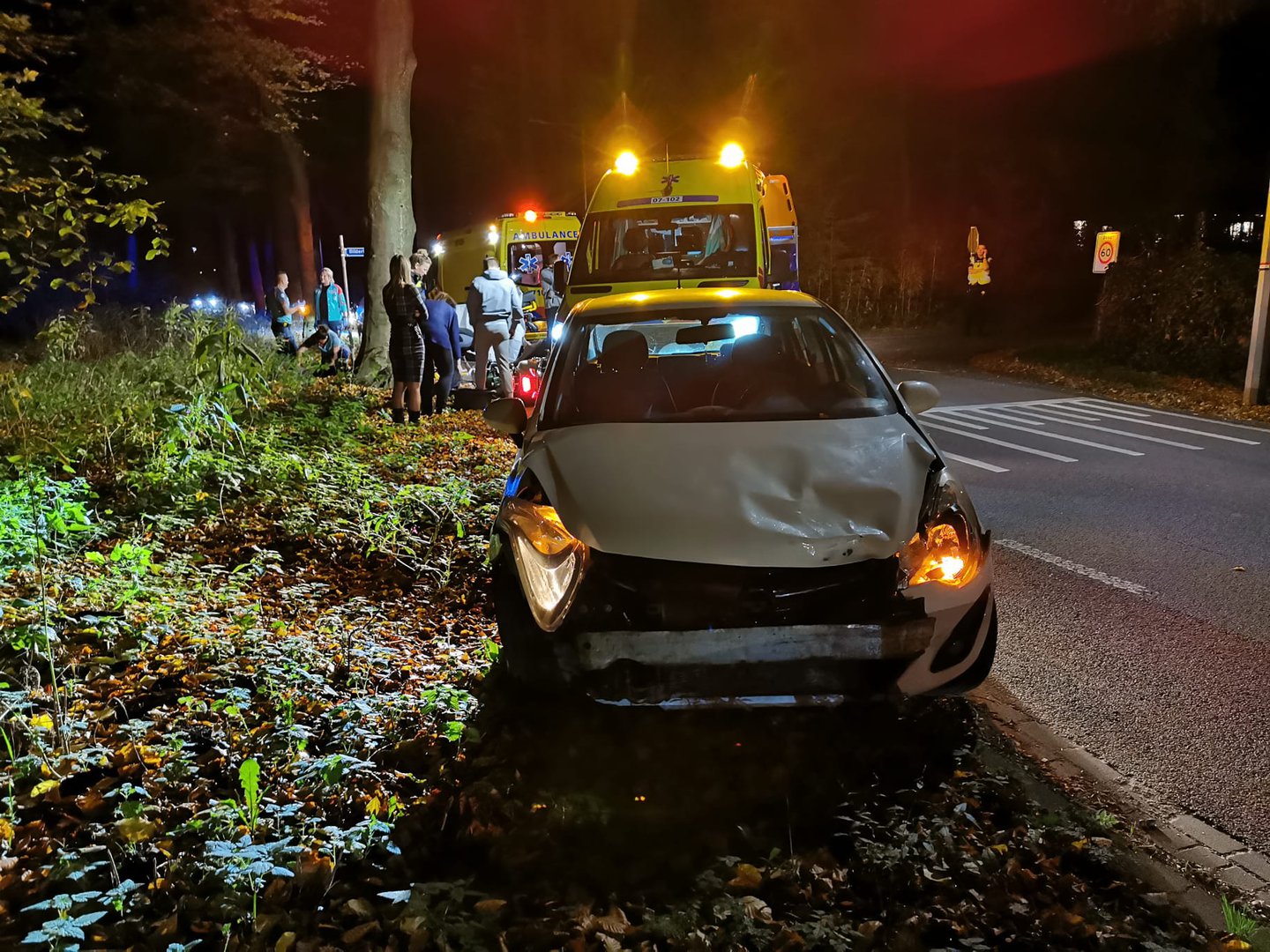 Twee gewonden bij ernstige aanrijding, scooter in puin