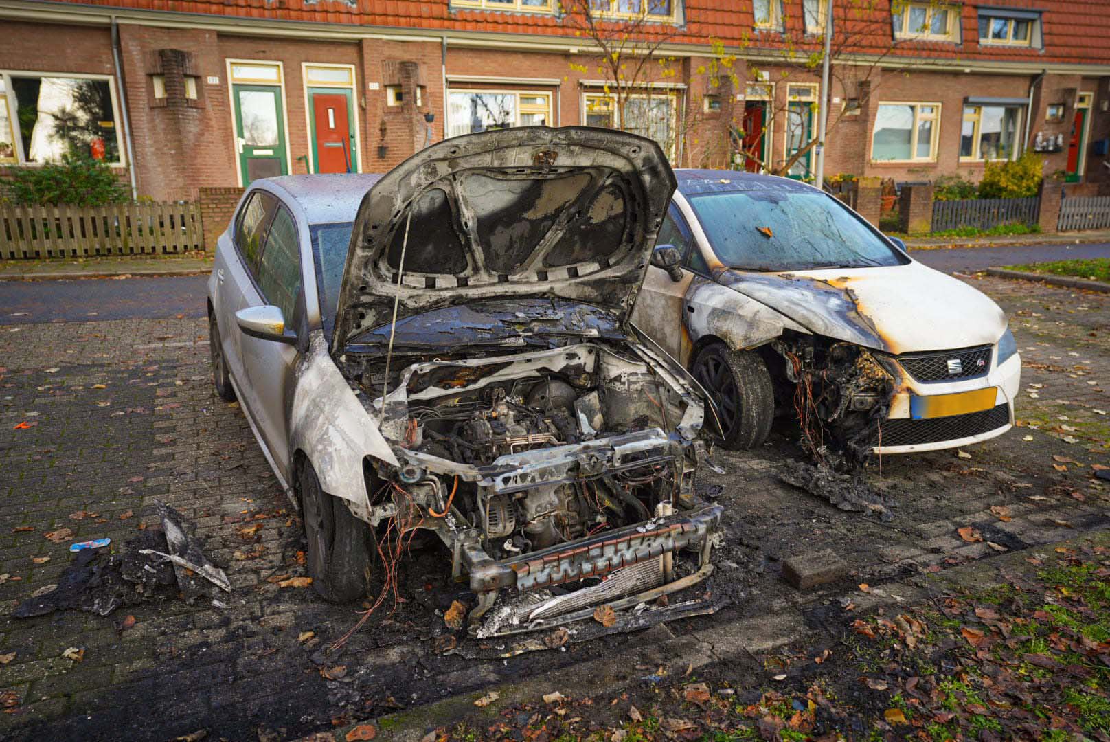 Eigenaar verliest twee auto’s bij brand in Arnhem