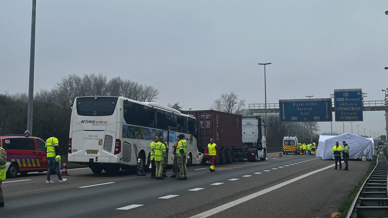 Twintig gewonden bij ongeluk vakantiebus Betuwe Express Herveld