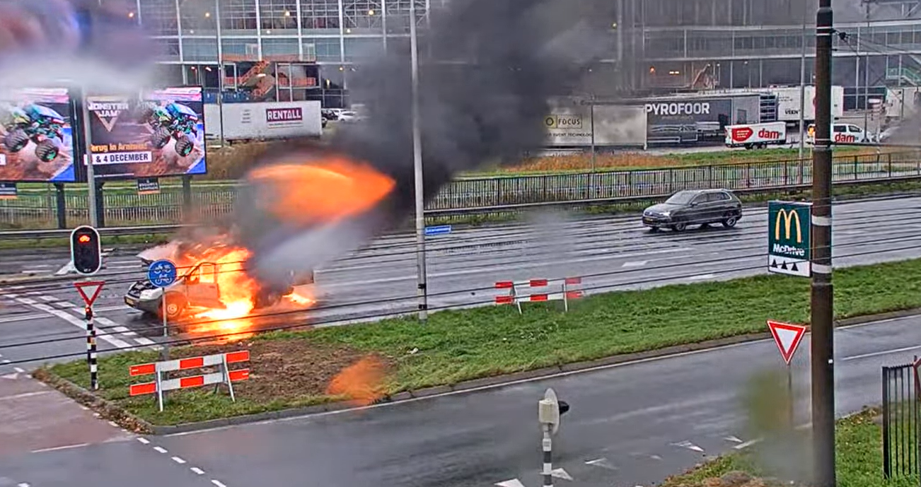 Bestelauto volledig in lichterlaaie op kruising bij het Gelredome