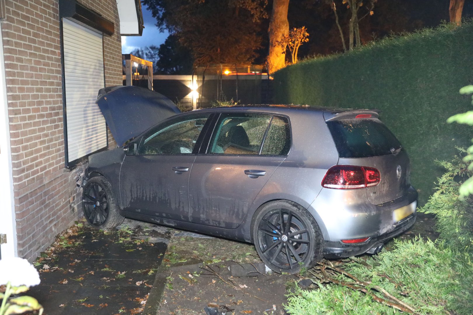 Automobilist knalt tegen woning bij ongeluk