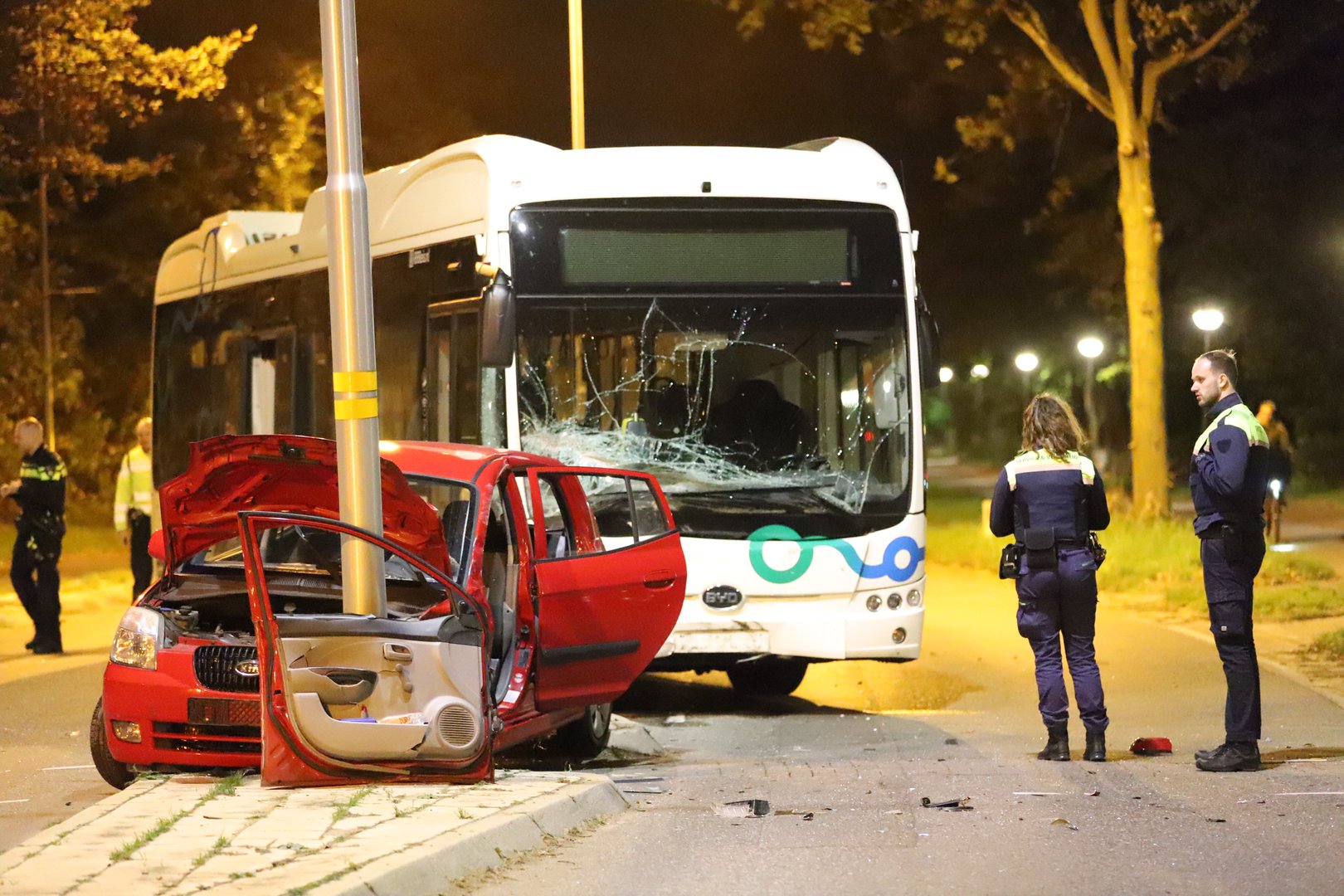 Lijnbus botst tegen auto in Ede, auto belandt tegen lichtmast