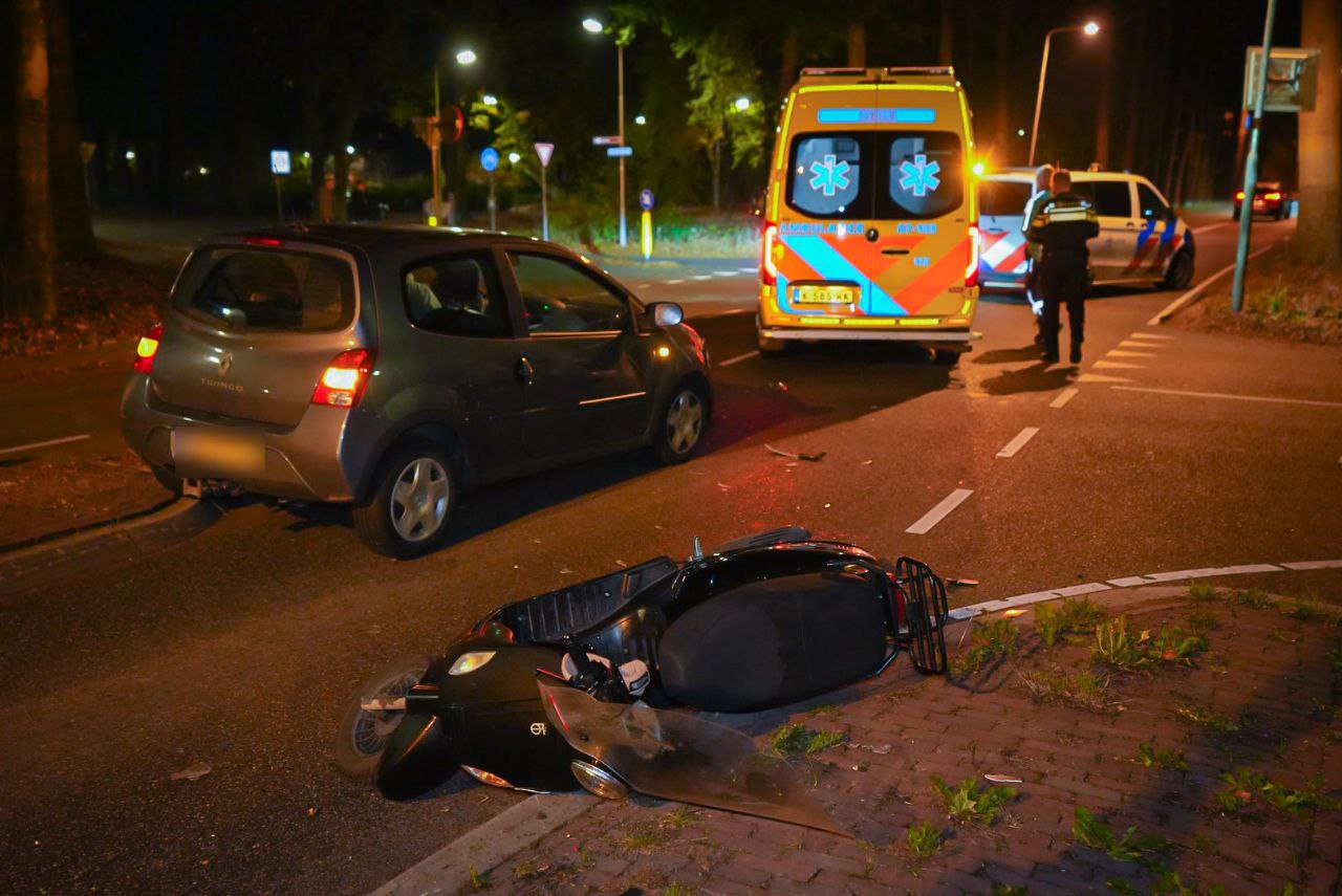 Jonge vrouw op snorscooter geschept op Schelmseweg Arnhem