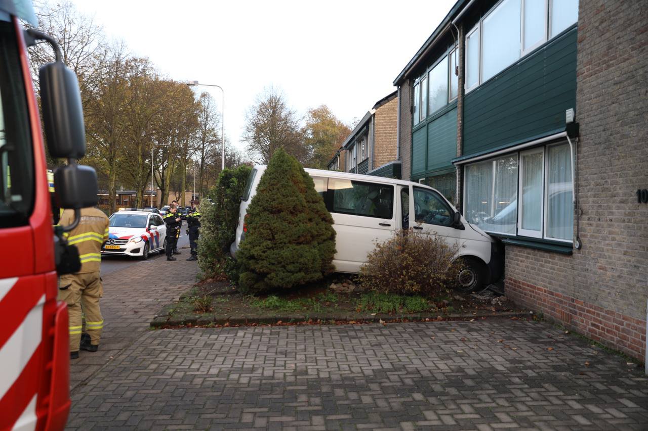 Taxibusje vol kinderen ramt woning