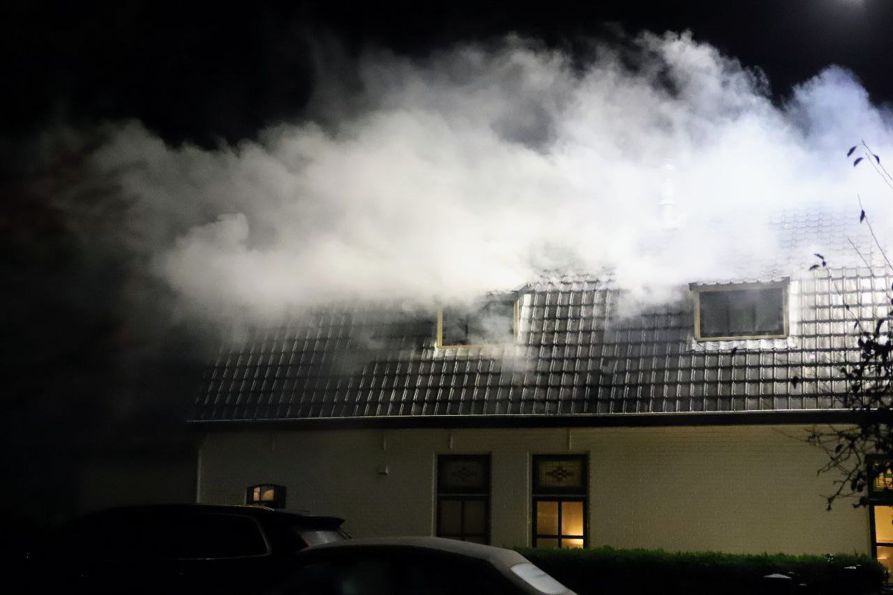 Dak volledig in brand van woning, brandweer rukt groots uit