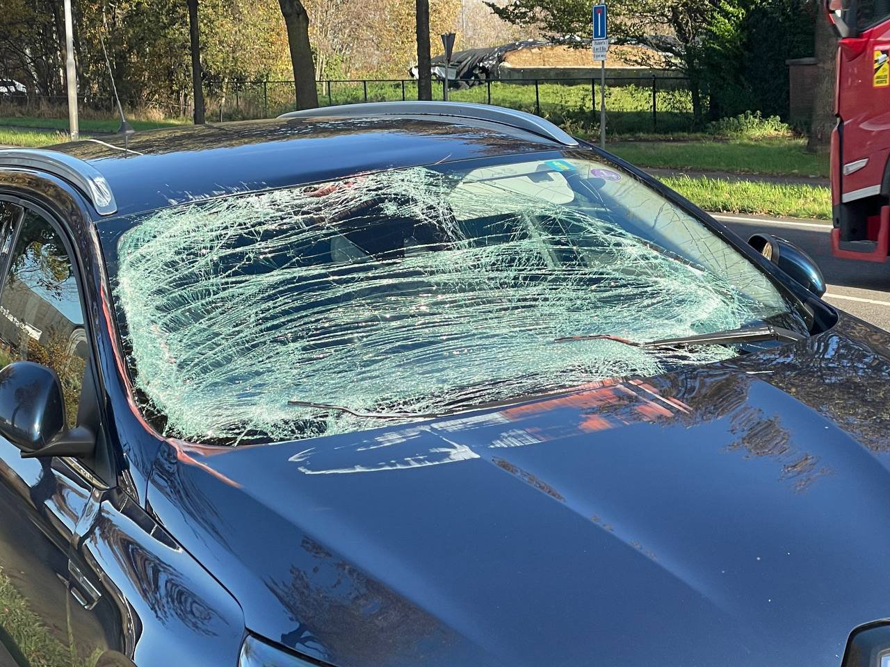 Automobilist rijdt tegen dichte spoorboom, treinverkeer heeft vertraging