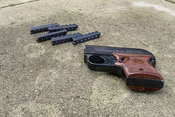 Minderjarige jongen met gasalarmpistool op zak