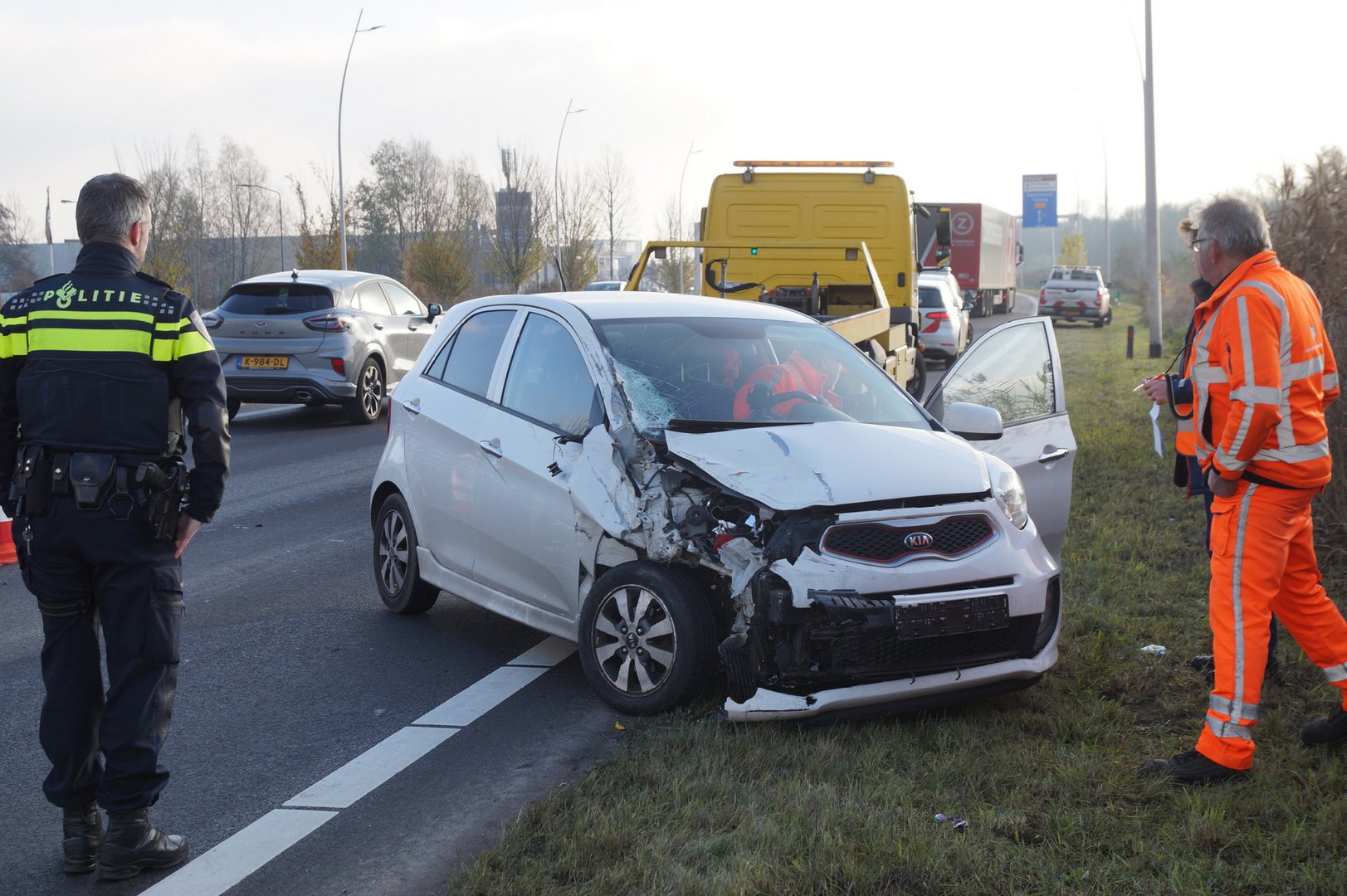 Bestuurder afgeleid door telefoon: rijdt tegen botsabsorber aan