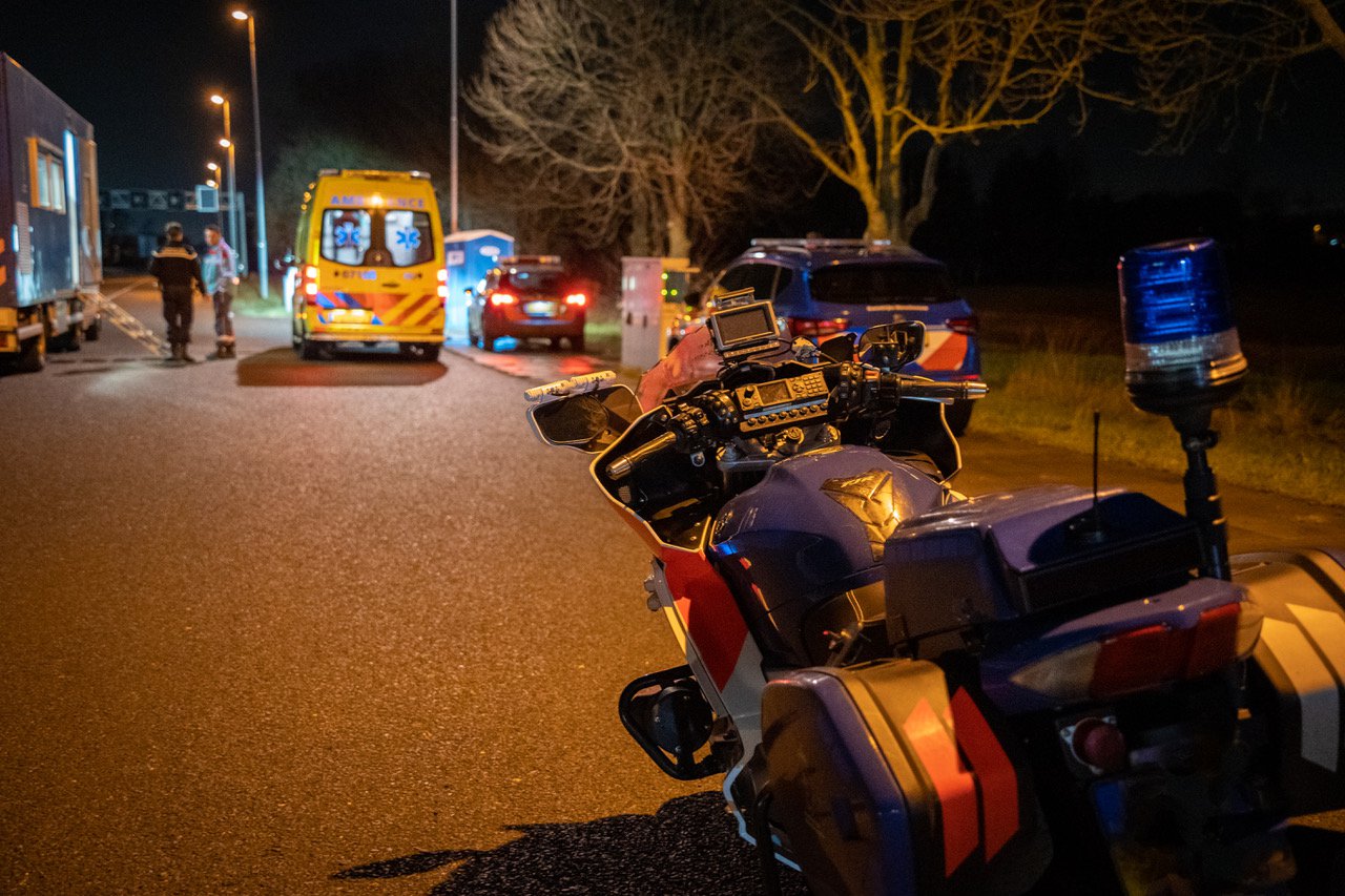 Motorrijder Koninklijke Marechaussee lichtgewond na val met motor