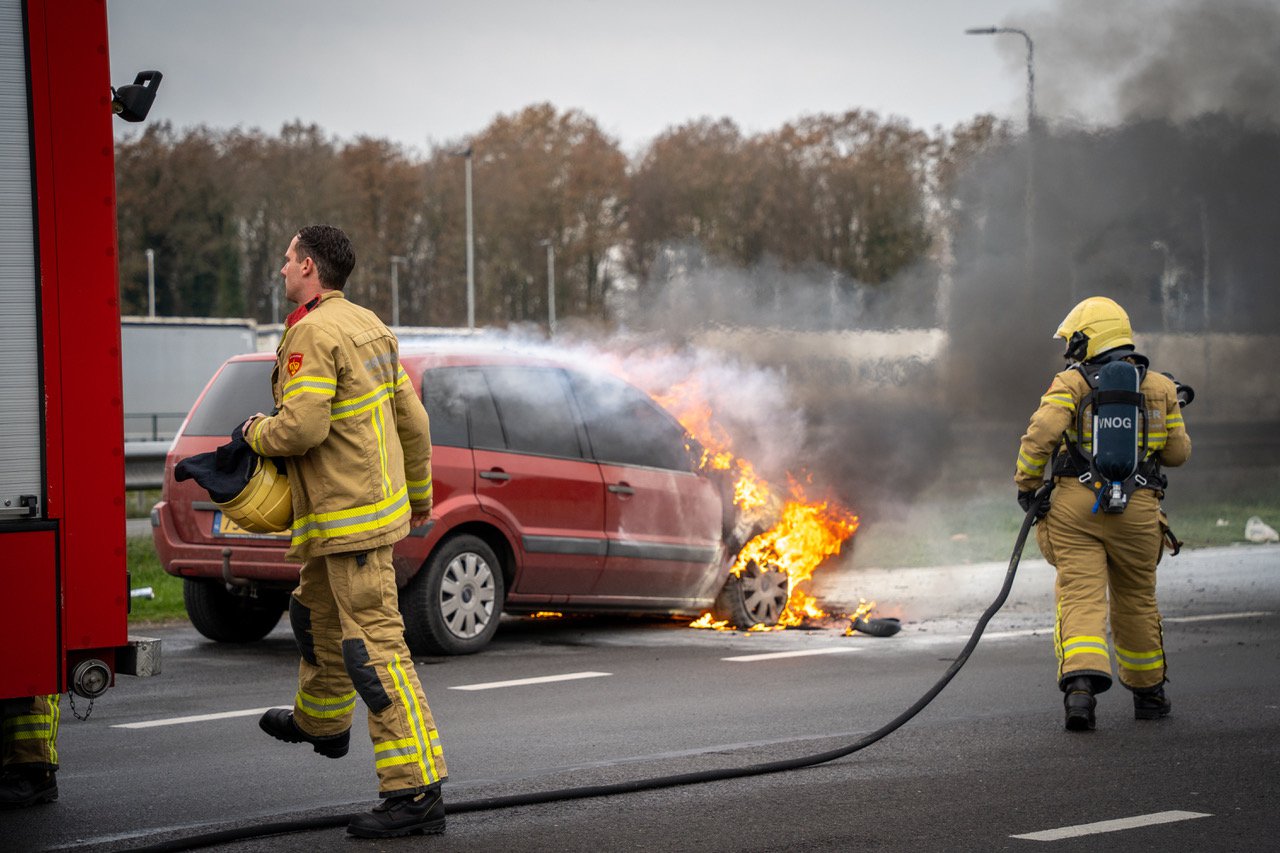 Auto uitgebrand langs de A12