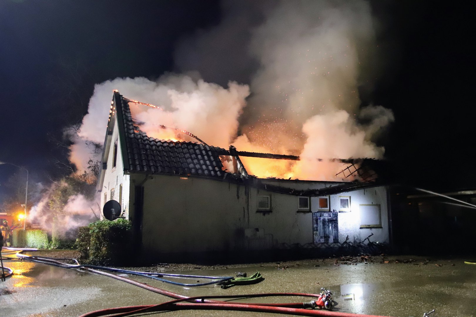 Bedrijfswoning bij camping gaat volledig in vlammen op