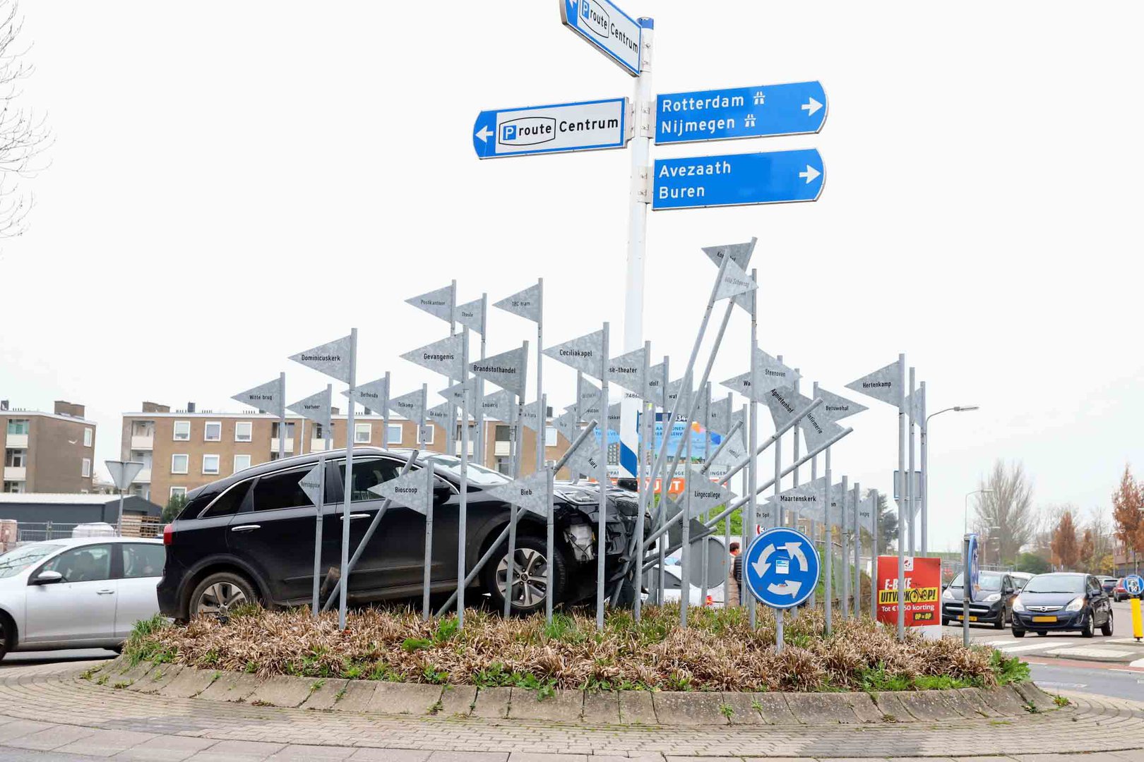 Auto ramt rotonde bij eenzijdig ongeval