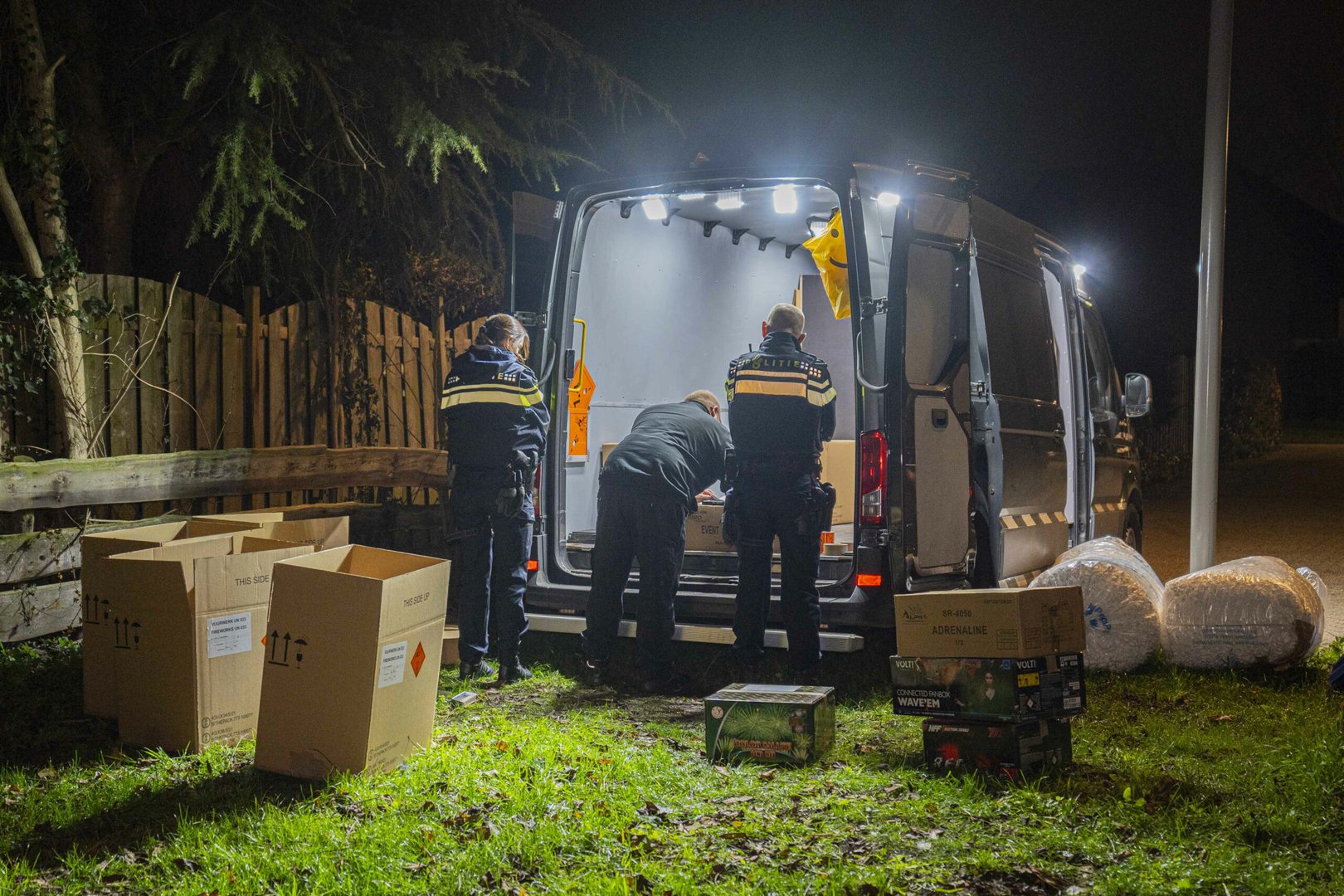 Zwaar illegaal vuurwerk in woning: ‘explosieven aan elkaar gemaakt’