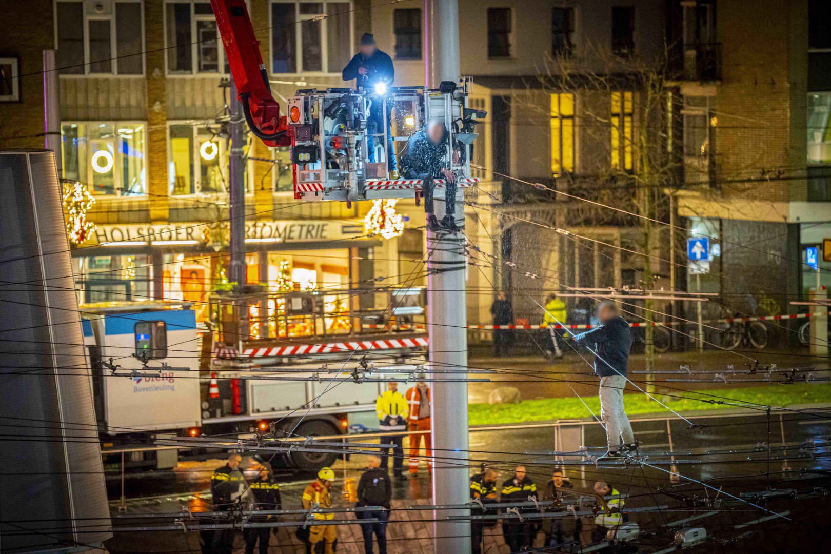 VIDEO UPDATE: Verwarde man zorgt urenlang voor commotie op Arnhem Centraal