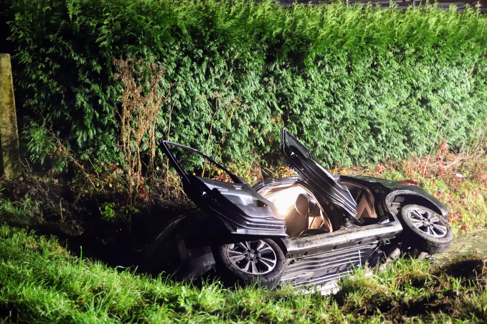 Auto met vijf inzittenden belandt in de sloot