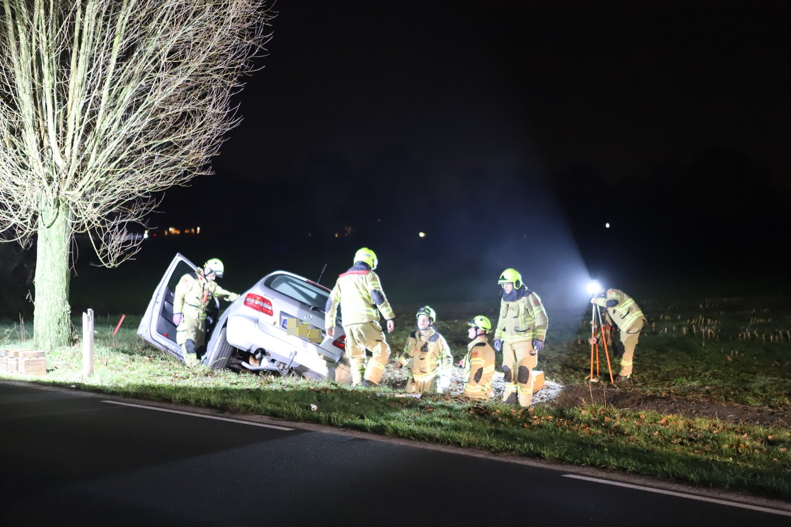 Bestuurder vast in auto na ongeluk in beruchte bocht