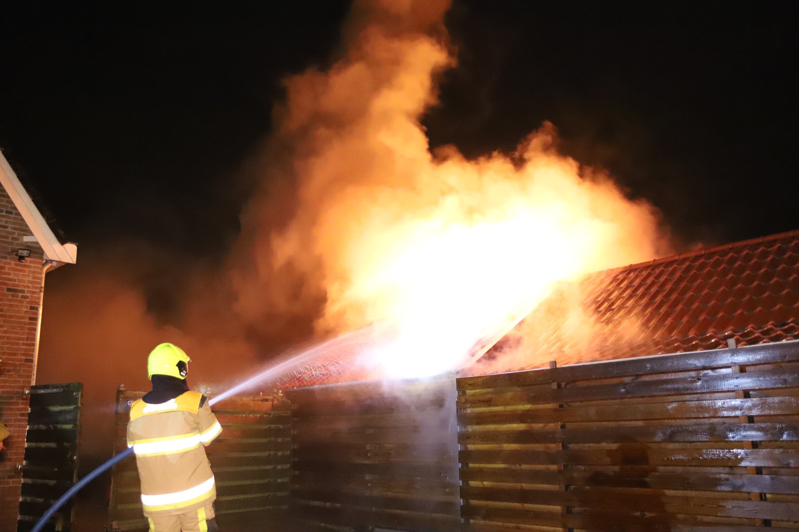 Brandweer redt kippen bij flinke schuurbrand achter woning