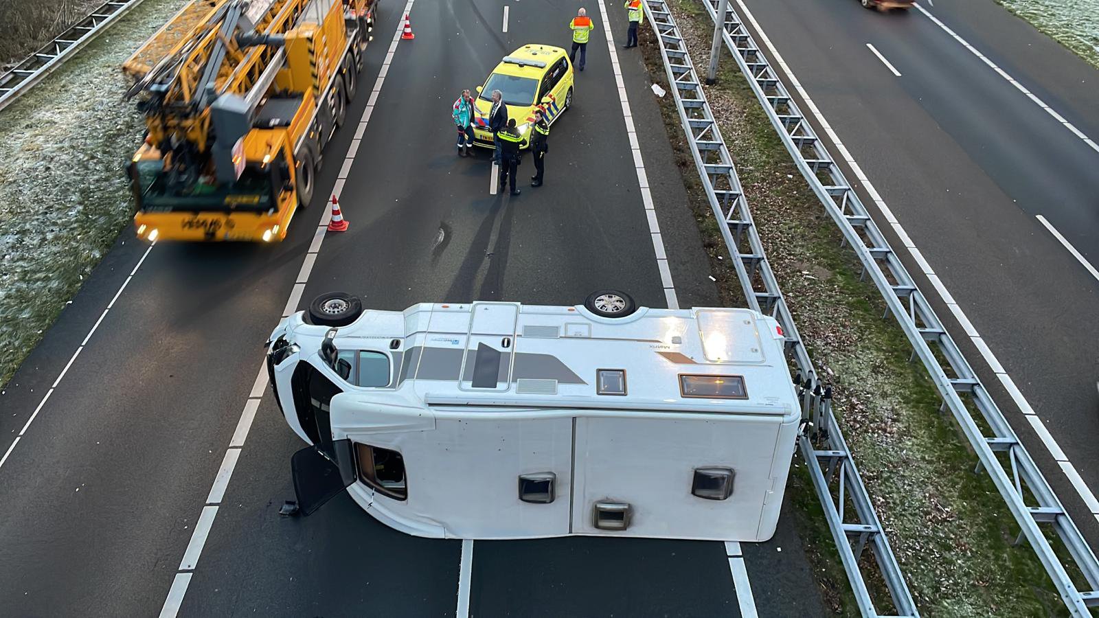 Camper gekanteld bij ongeval midden in avondspits A1