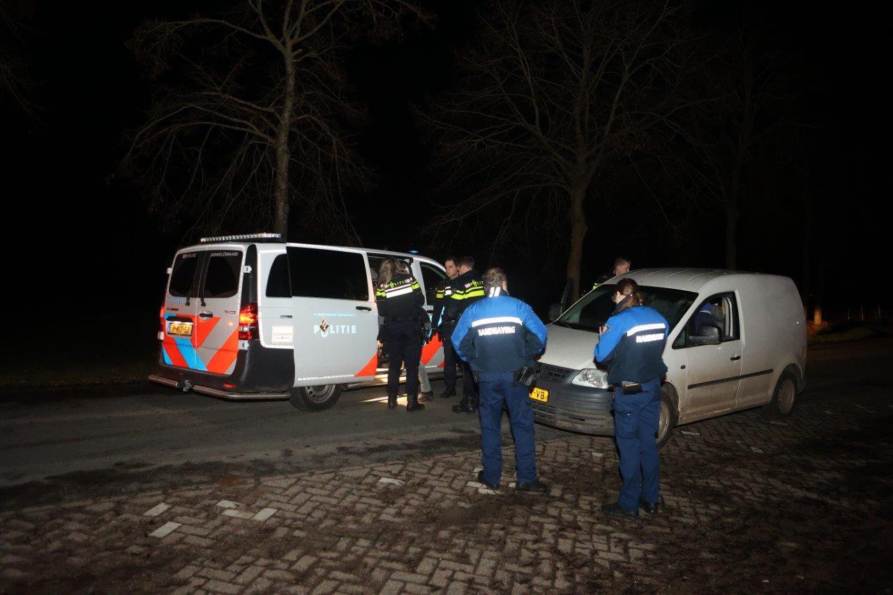 Autobanden in brand gestoken bij voordeur brandweerkazerne