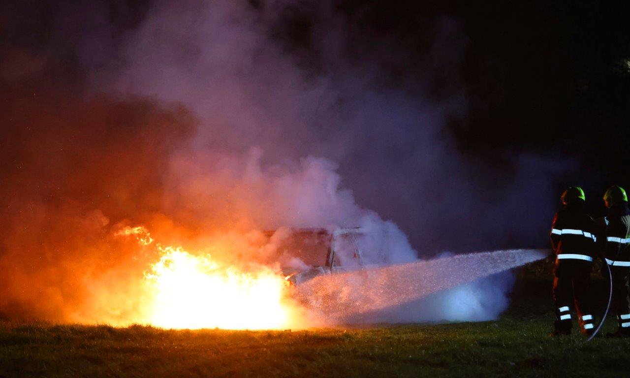 Auto in vlammen op in weiland