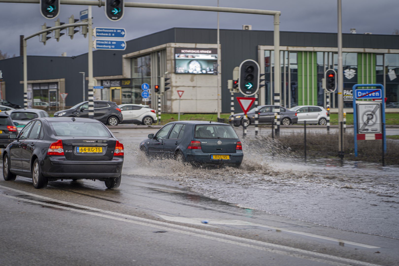 Waterballet op het industrieterrein in Duiven