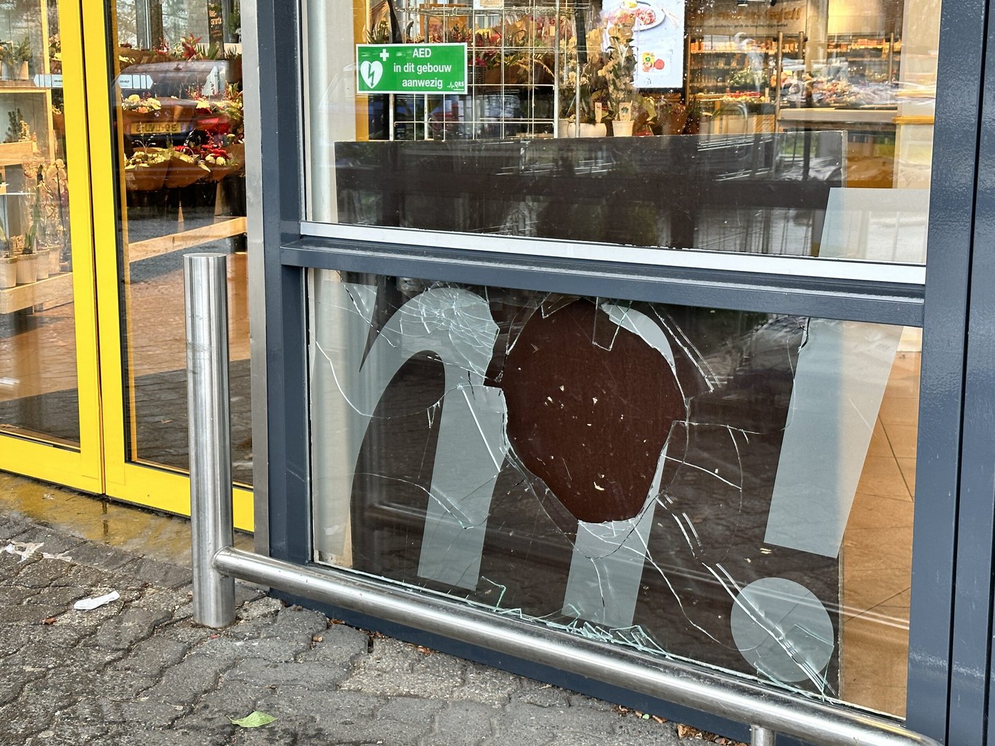 Containers in brand en ramen kapot gegooid in Groesbeek