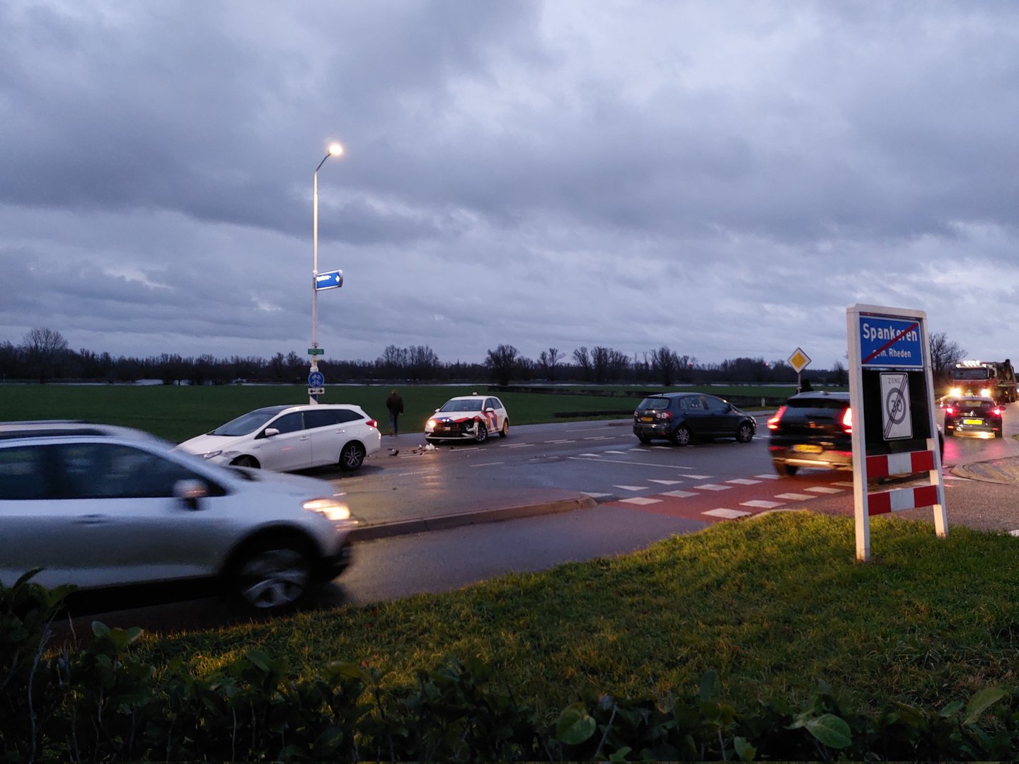 Politie onderweg naar spoedmelding krijgt ongeval op N348