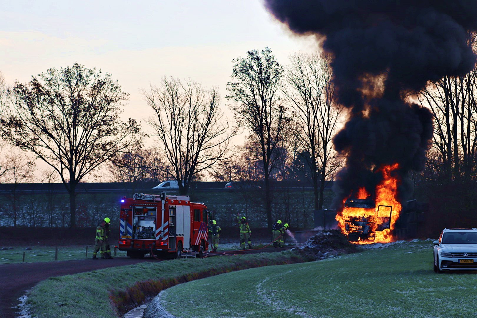 VIDEO UPDATE: Vrachtwagen volledig in lichterlaaie naast de A30