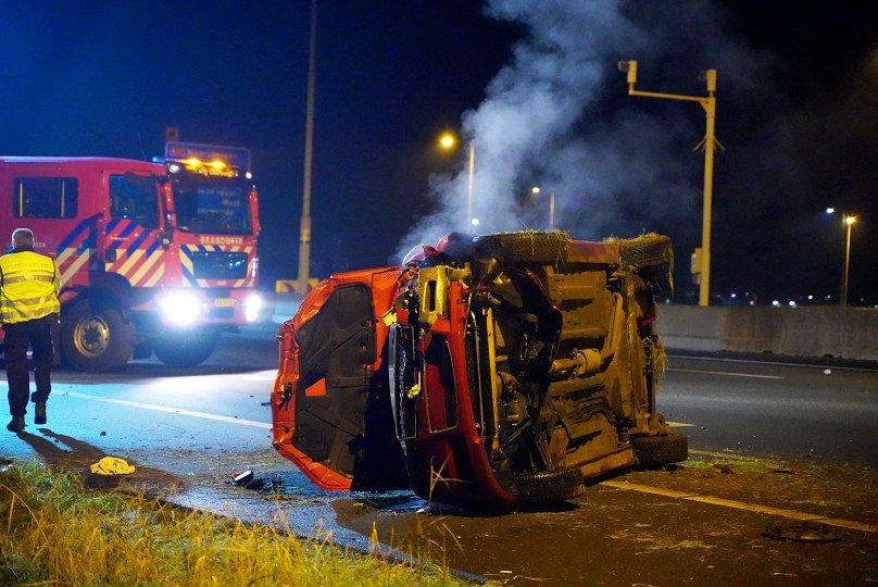 Auto vliegt in brand na ongeval op A12