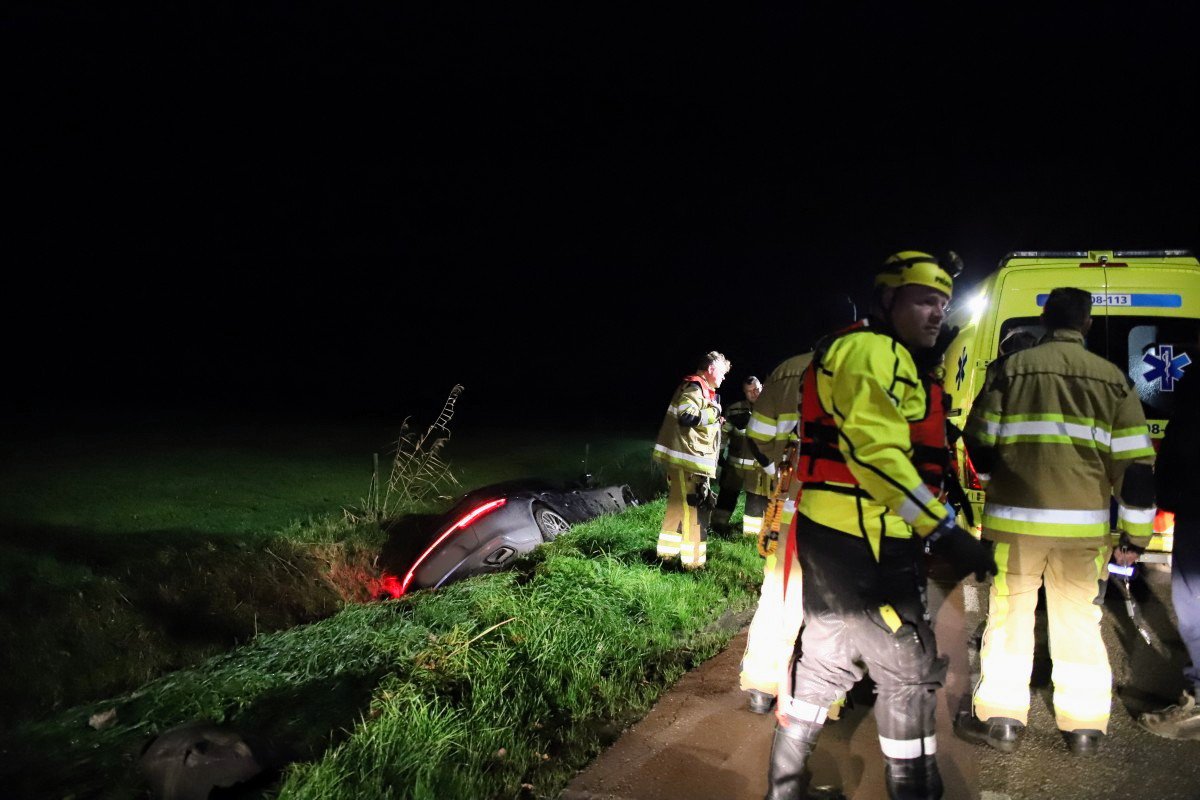 Dure Porsche Panamera crasht in sloot