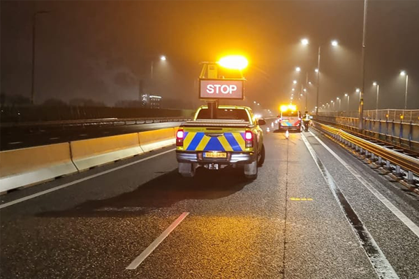 Automobilisten negeren rood kruis en Rijkswaterstaatwagen op A12