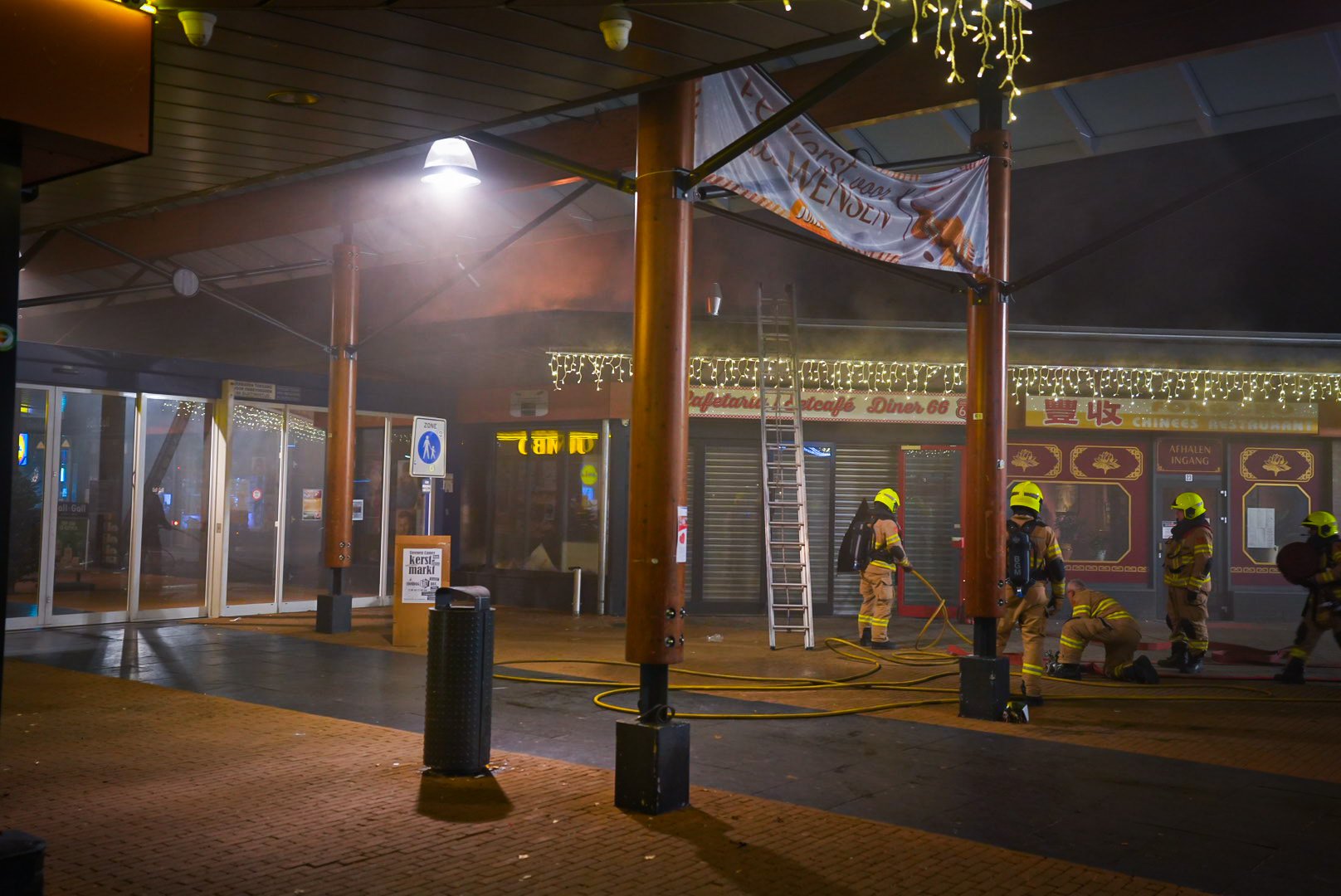 Uitslaande brand bij winkelcentrum Elderveld in Arnhem