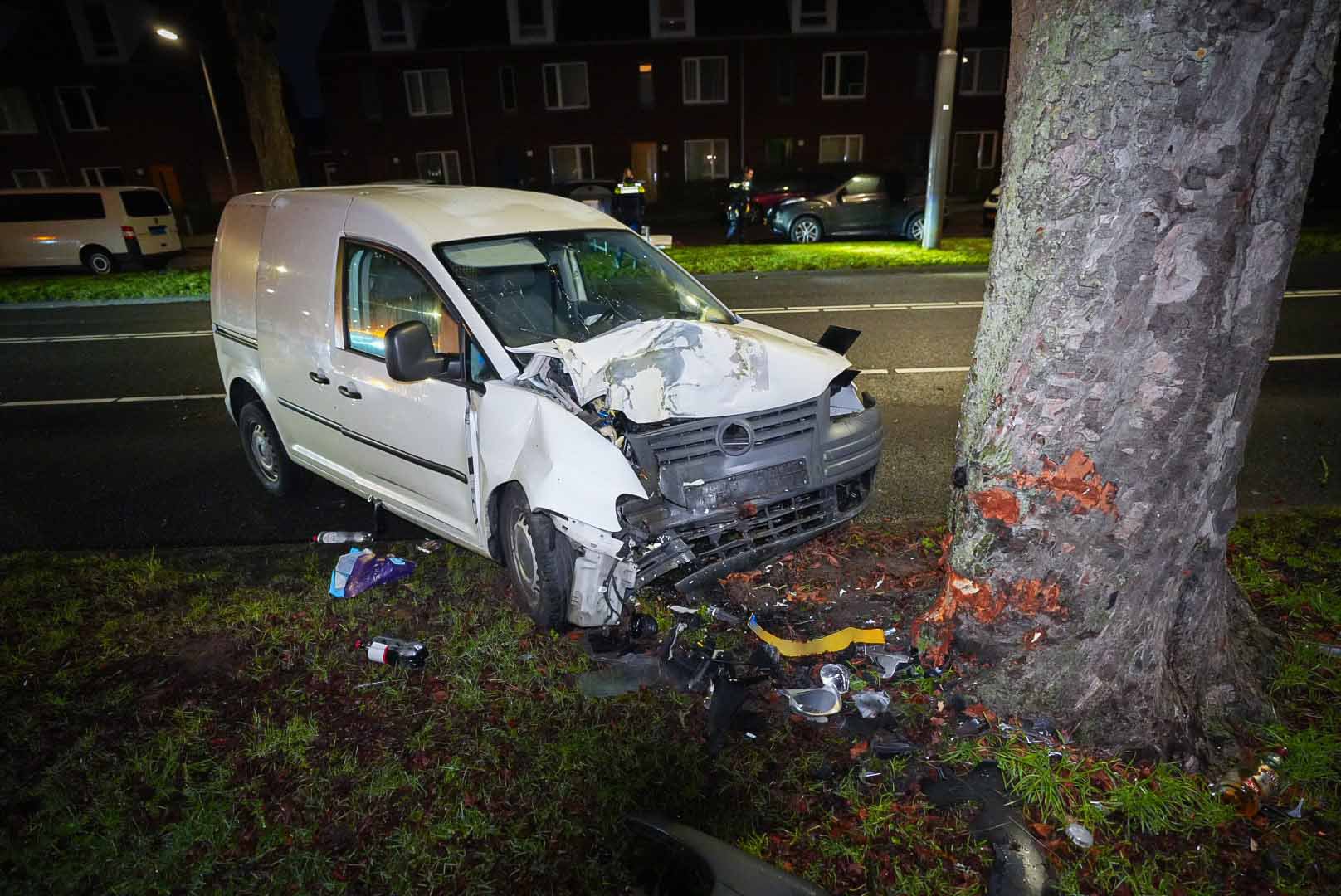 Automobilist onder invloed knalt tegen boom in Arnhem, bijrijder gewond