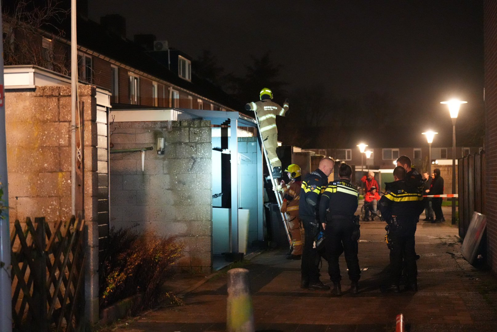 Explosie bij woning zorgt voor flinke ravage; mogelijk vuurwerkbom