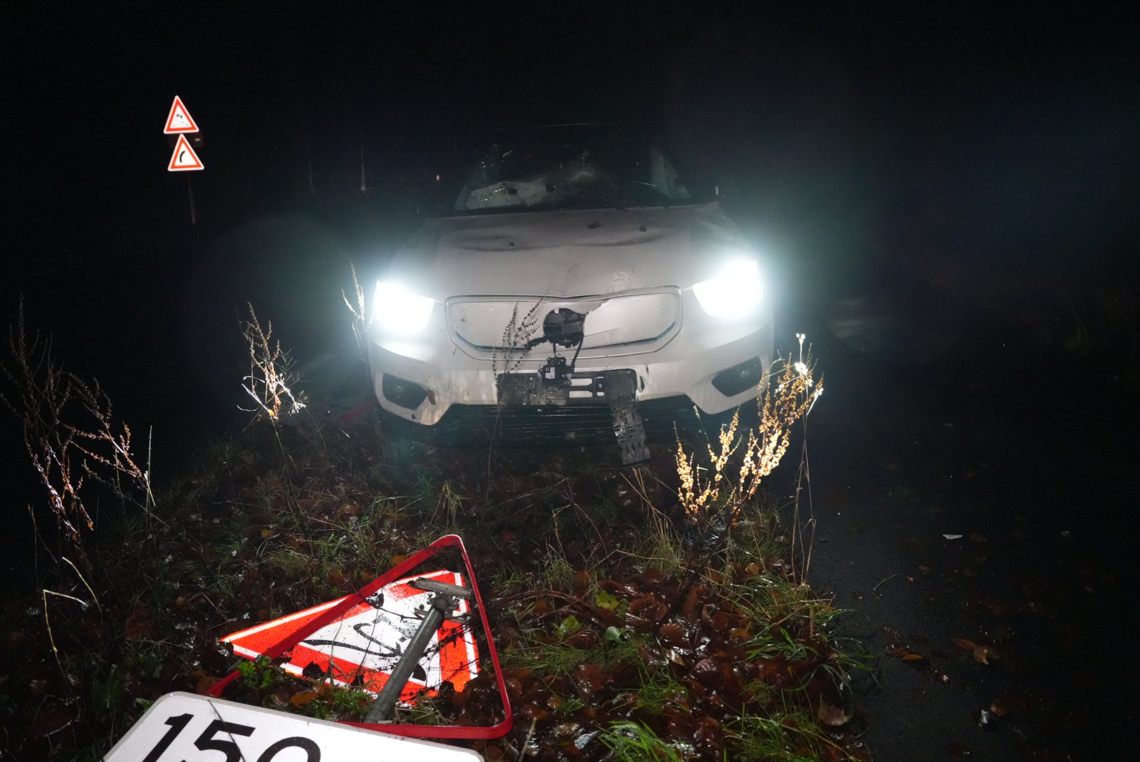 Bestuurder onder invloed rijdt lantaarnpaal uit de grond