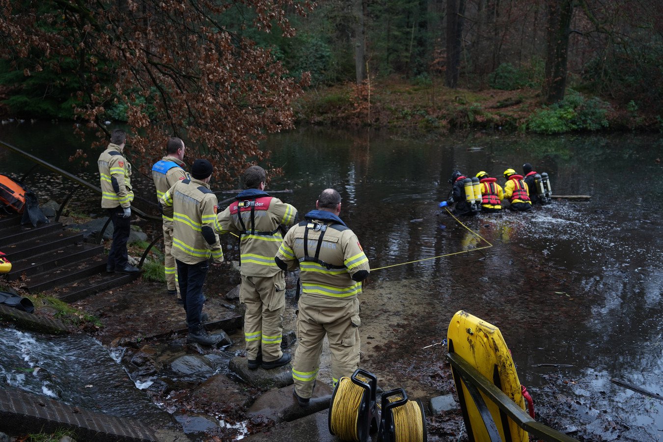 Eigenaar van gevonden tas langs waterkant meldt zich