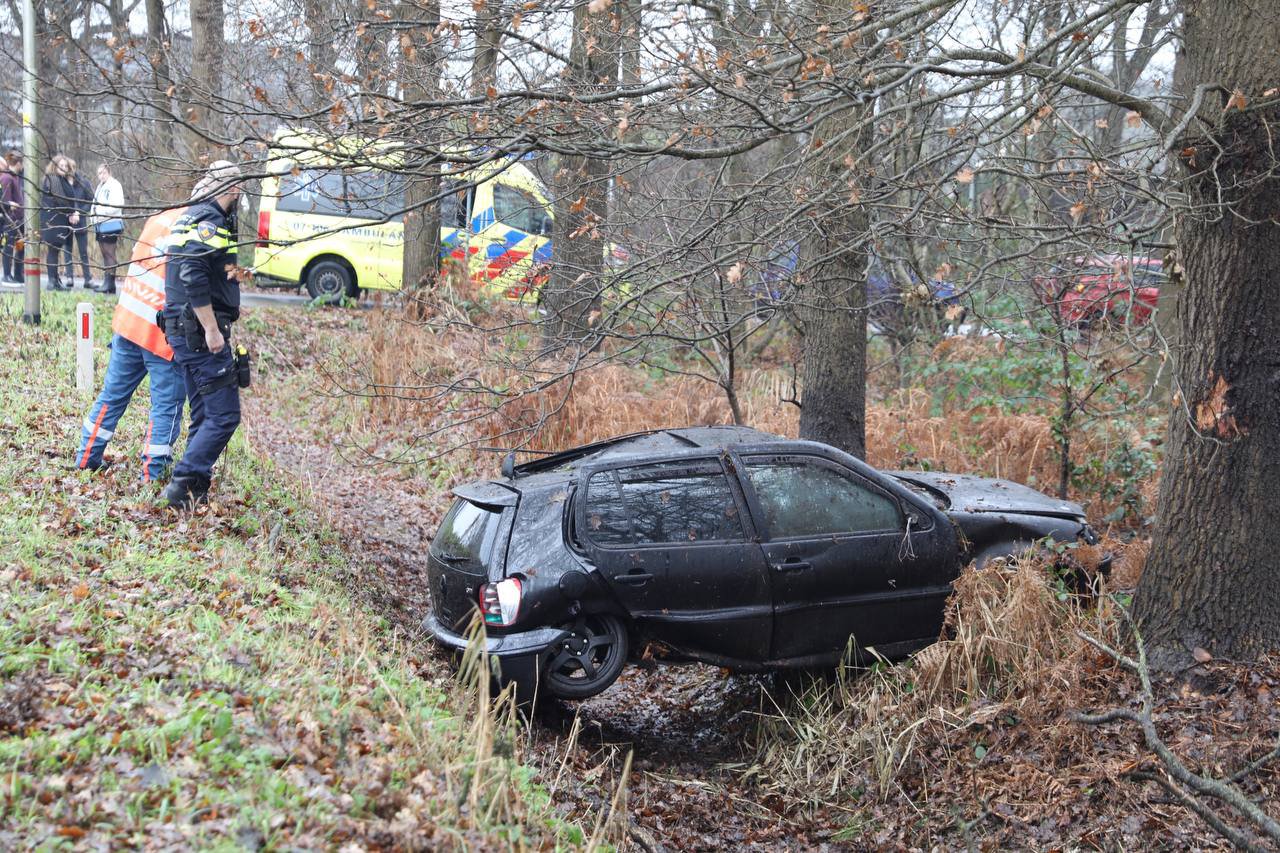 Jongeman met mobiel achter stuur krijgt ongeval, auto total loss