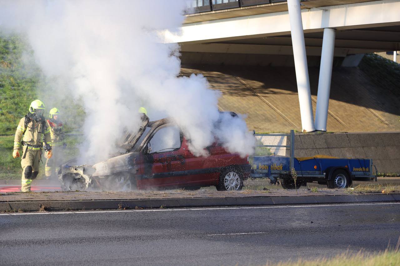 Bestelbus vliegt in brand tijdens het rijden in Ede, gasfles uit voertuig gehaald