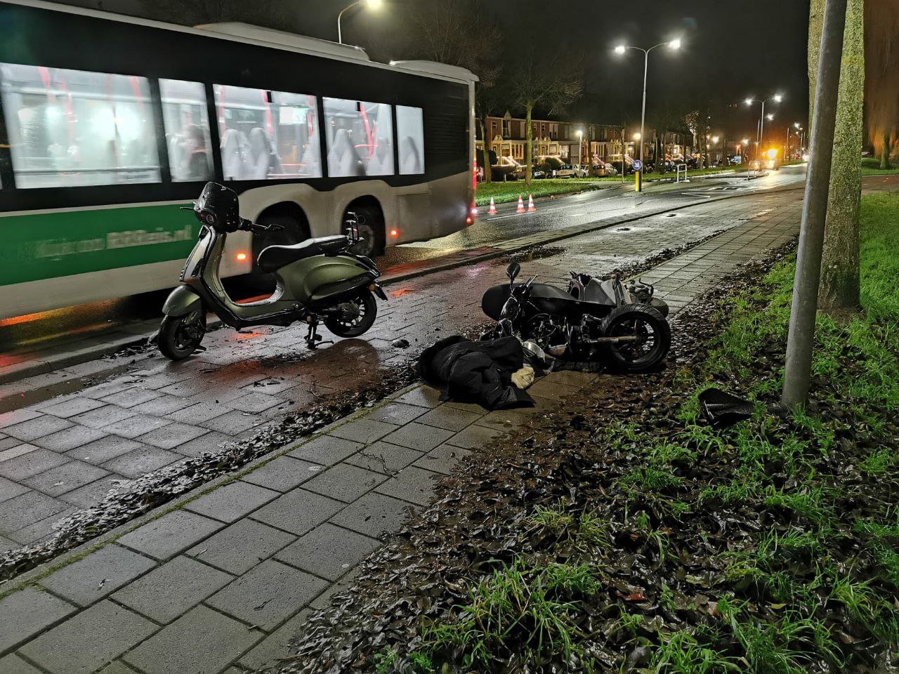 Frontale aanrijding tussen twee scooters, drie gewonden