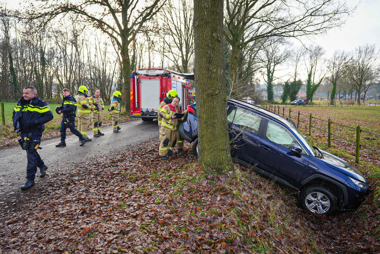 Auto raakt van de weg in Laag-Soeren