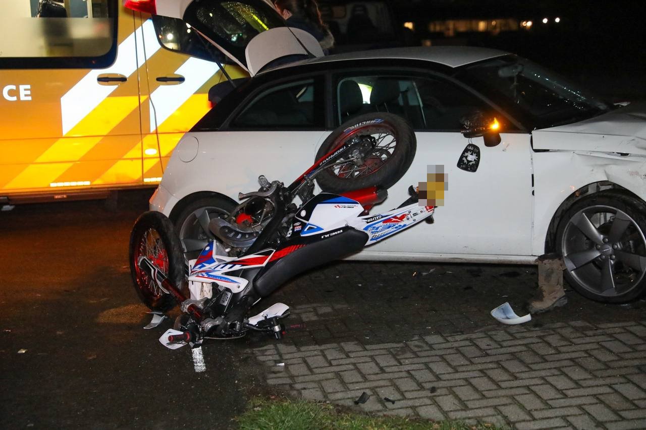 Motorscooter op zijn kop bij ongeluk, jongeman gewond