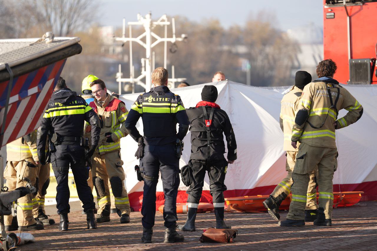 Vrouw springt van Nelson Mandela brug in Arnhem, gered door vissers