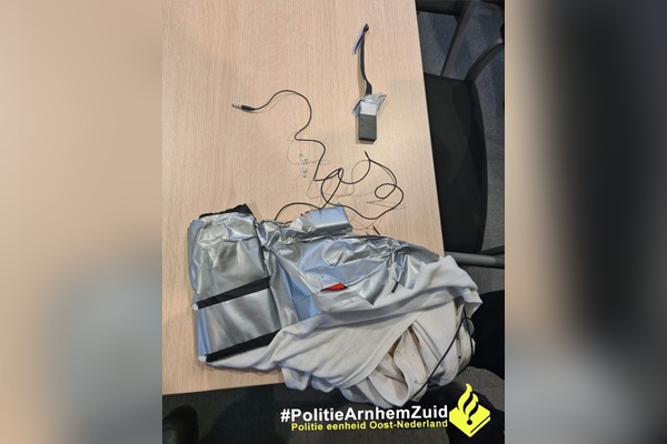 Examen deelnemer van CBR gepakt met live camera en oortje